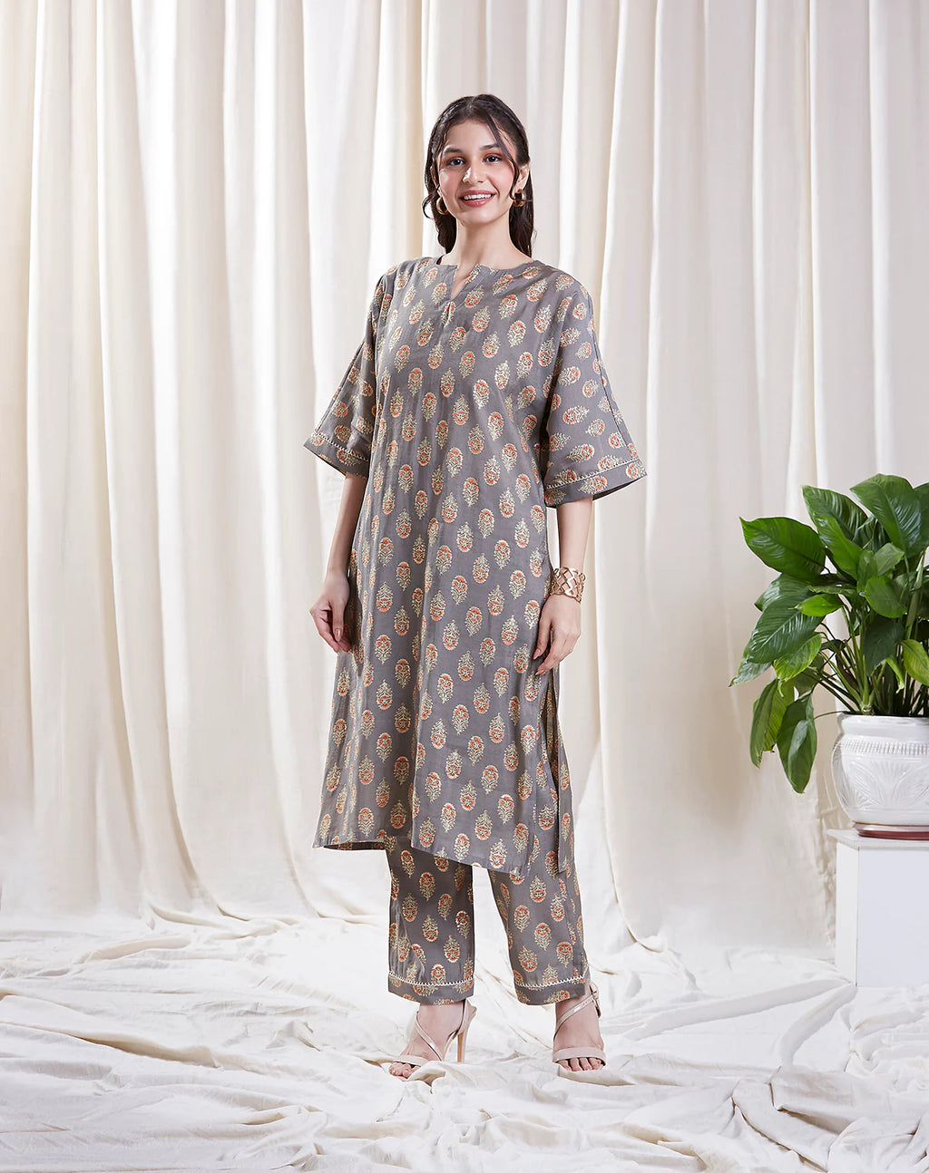 Isha Green Kurta Set by Hasttvam with Floral, Green, Natural dyes, Respondible production and Vegan, Viscose Silk at Kamakhyaa for sustainable fashion