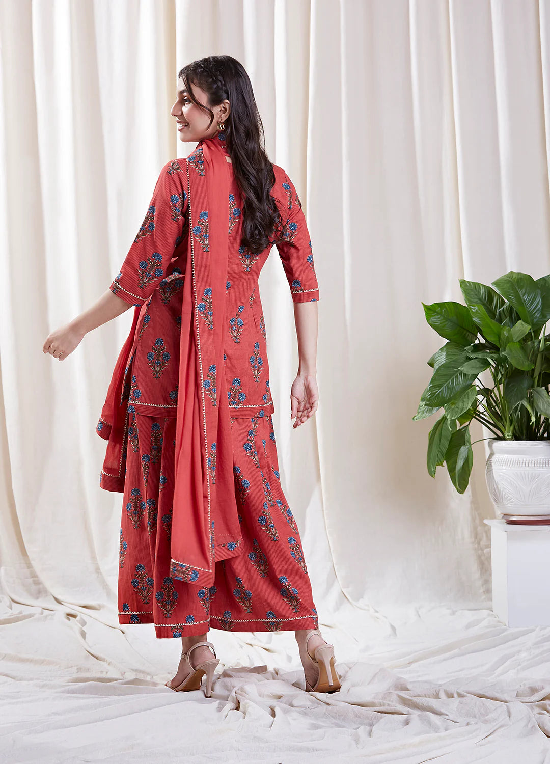 Kavya Pink Kurta Set by Hasttvam with Cotton, Festive Wear, Floral, Natural dyes, Pink, Respondible production and Vegan at Kamakhyaa for sustainable fashion