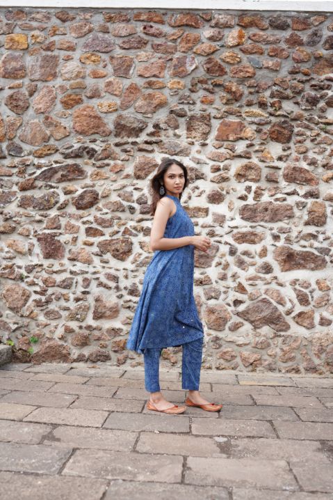 Blue Printed Kurta with pant by Hasttvam with Blue, Cotton, Floral, Fusion Wear, Indigo, Natural dyes, Rang by Hasttvam, Relaxed Fit, Respondible production and Vegan at Kamakhyaa for sustainable fashion