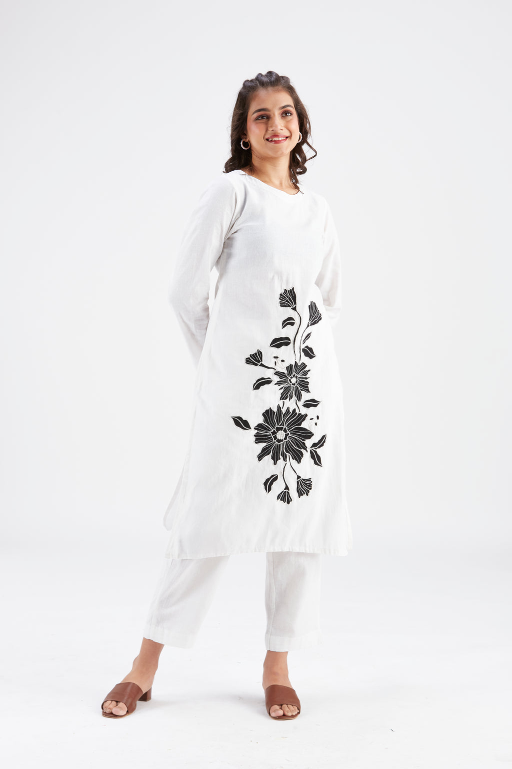 Yara White kurta set by Hasttvam with Ete by Hasttvam at Kamakhyaa for sustainable fashion