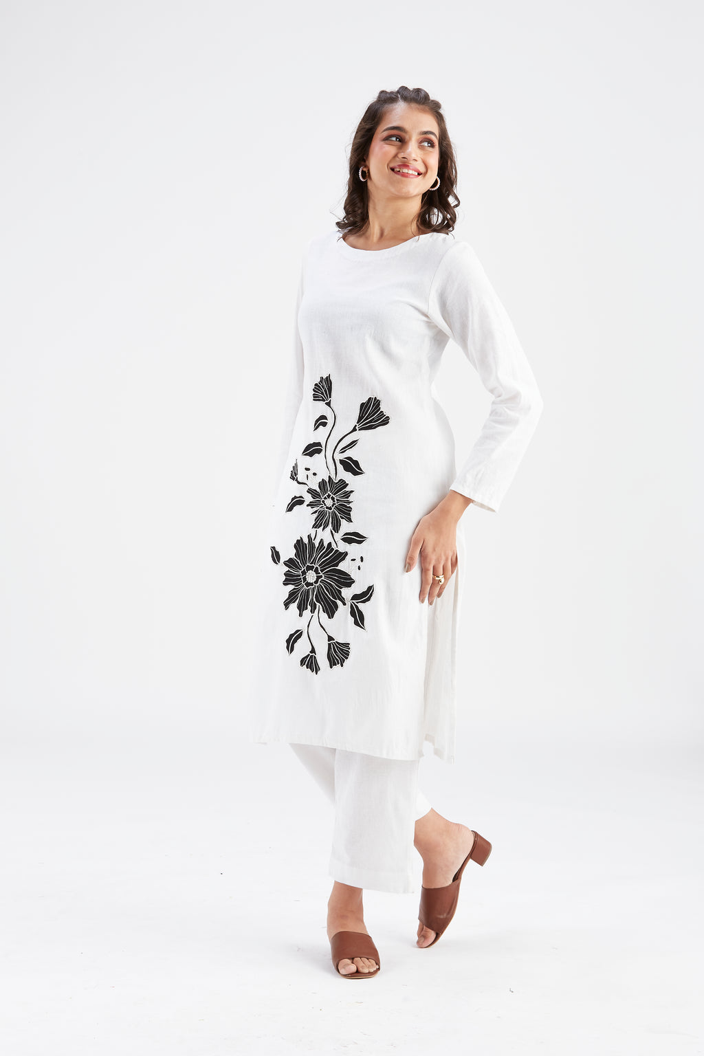Yara White kurta set by Hasttvam with Ete by Hasttvam at Kamakhyaa for sustainable fashion