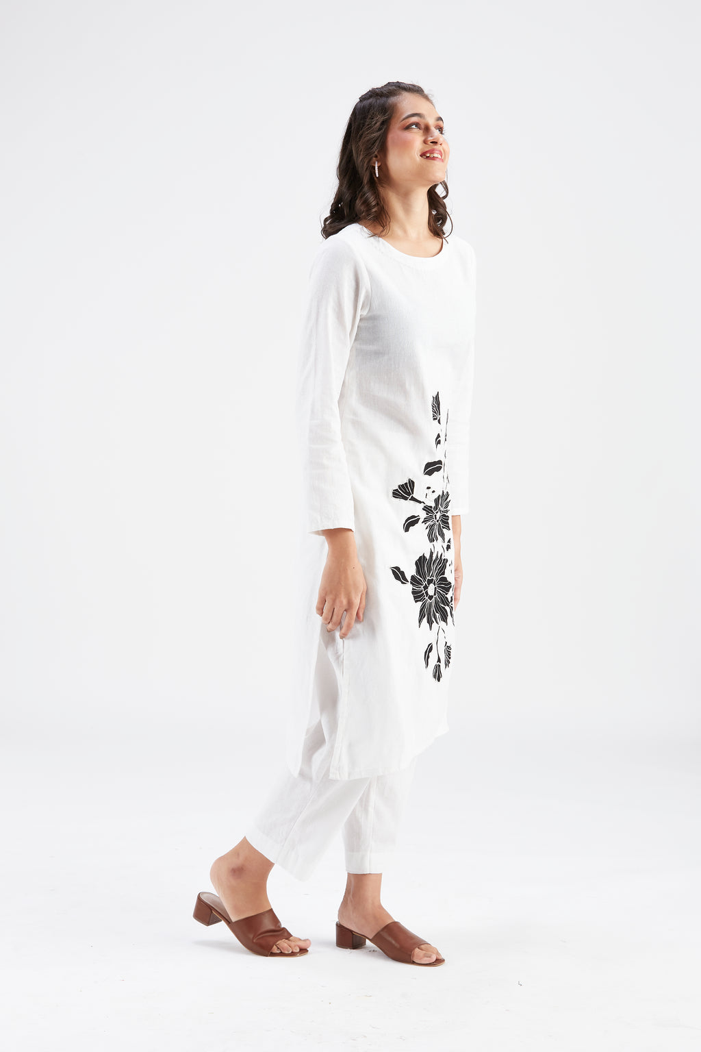 Yara White kurta set by Hasttvam with Ete by Hasttvam at Kamakhyaa for sustainable fashion