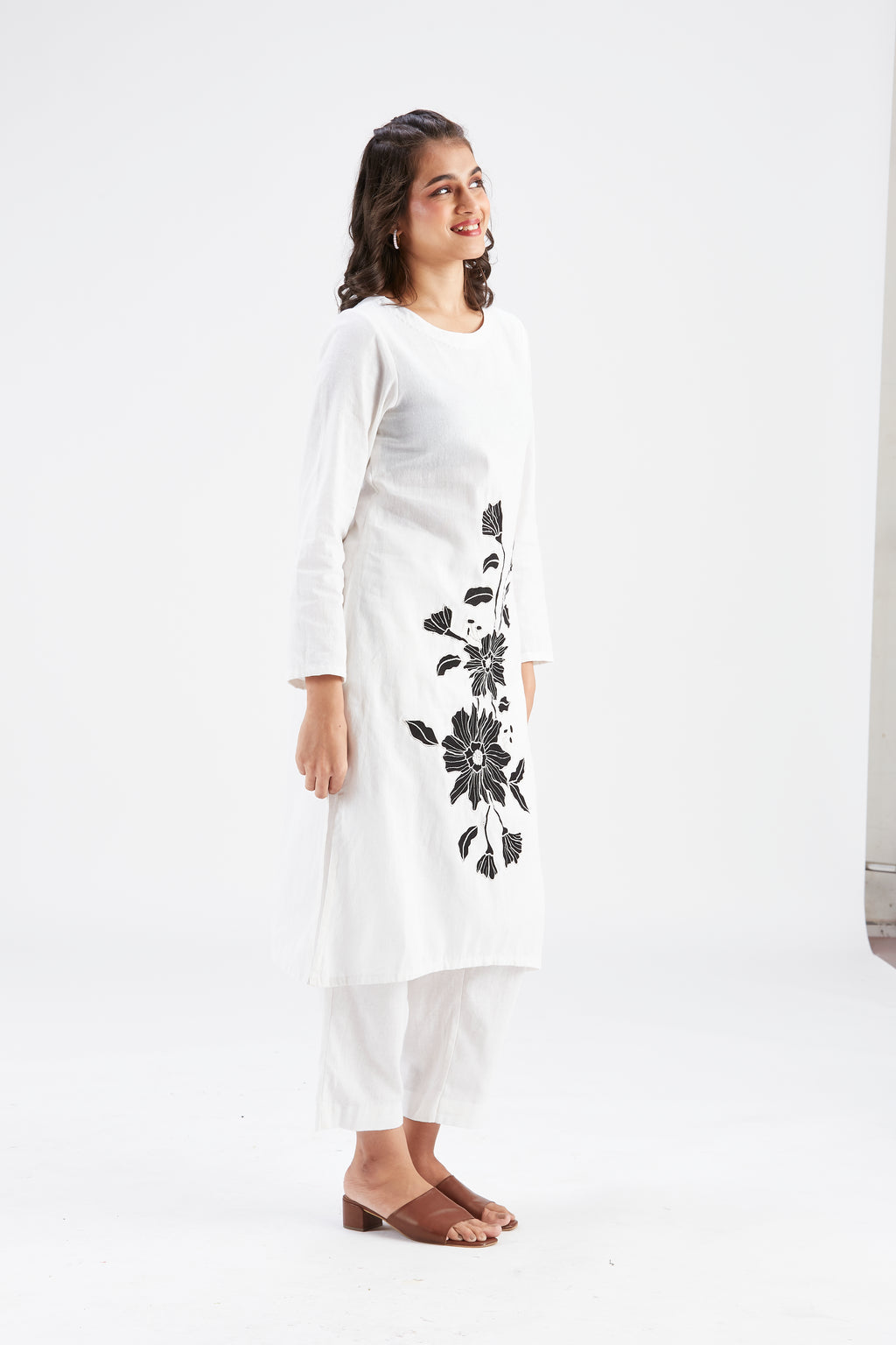 Yara White kurta set by Hasttvam with Ete by Hasttvam at Kamakhyaa for sustainable fashion