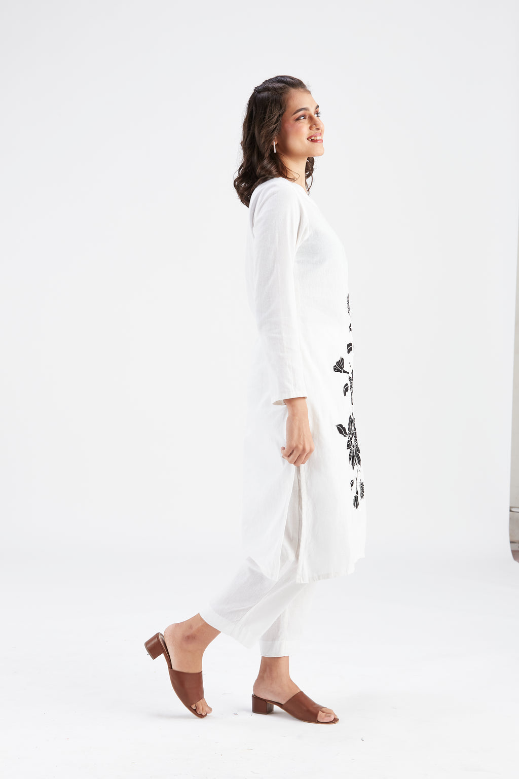 Yara White kurta set by Hasttvam with Ete by Hasttvam at Kamakhyaa for sustainable fashion