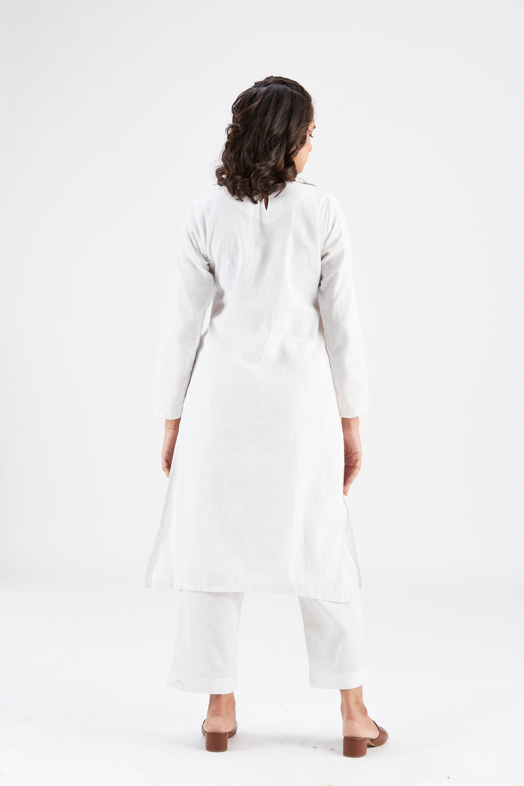Yara White kurta set by Hasttvam with Ete by Hasttvam at Kamakhyaa for sustainable fashion