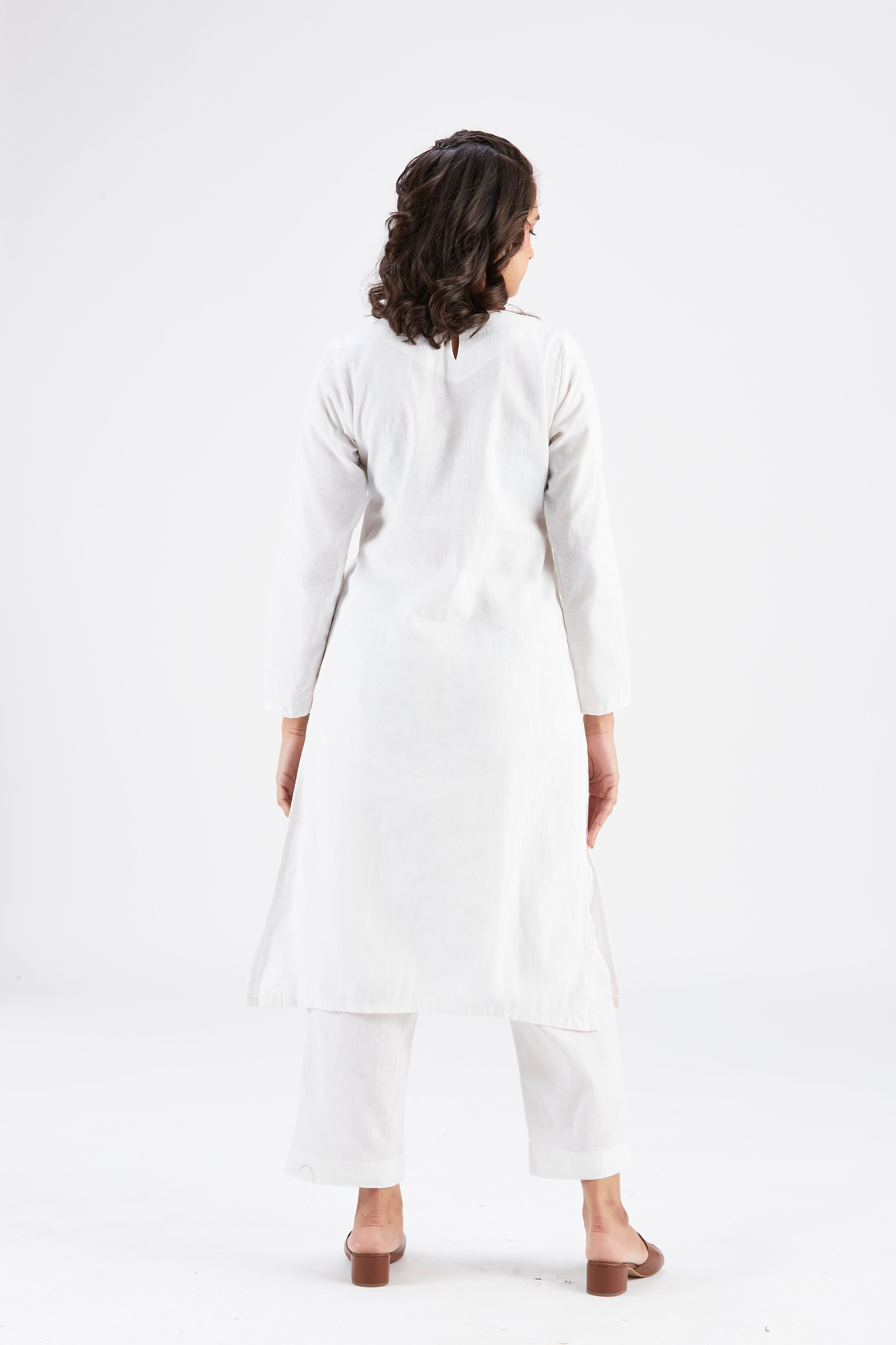 Yara White kurta set by Hasttvam with Ete by Hasttvam at Kamakhyaa for sustainable fashion