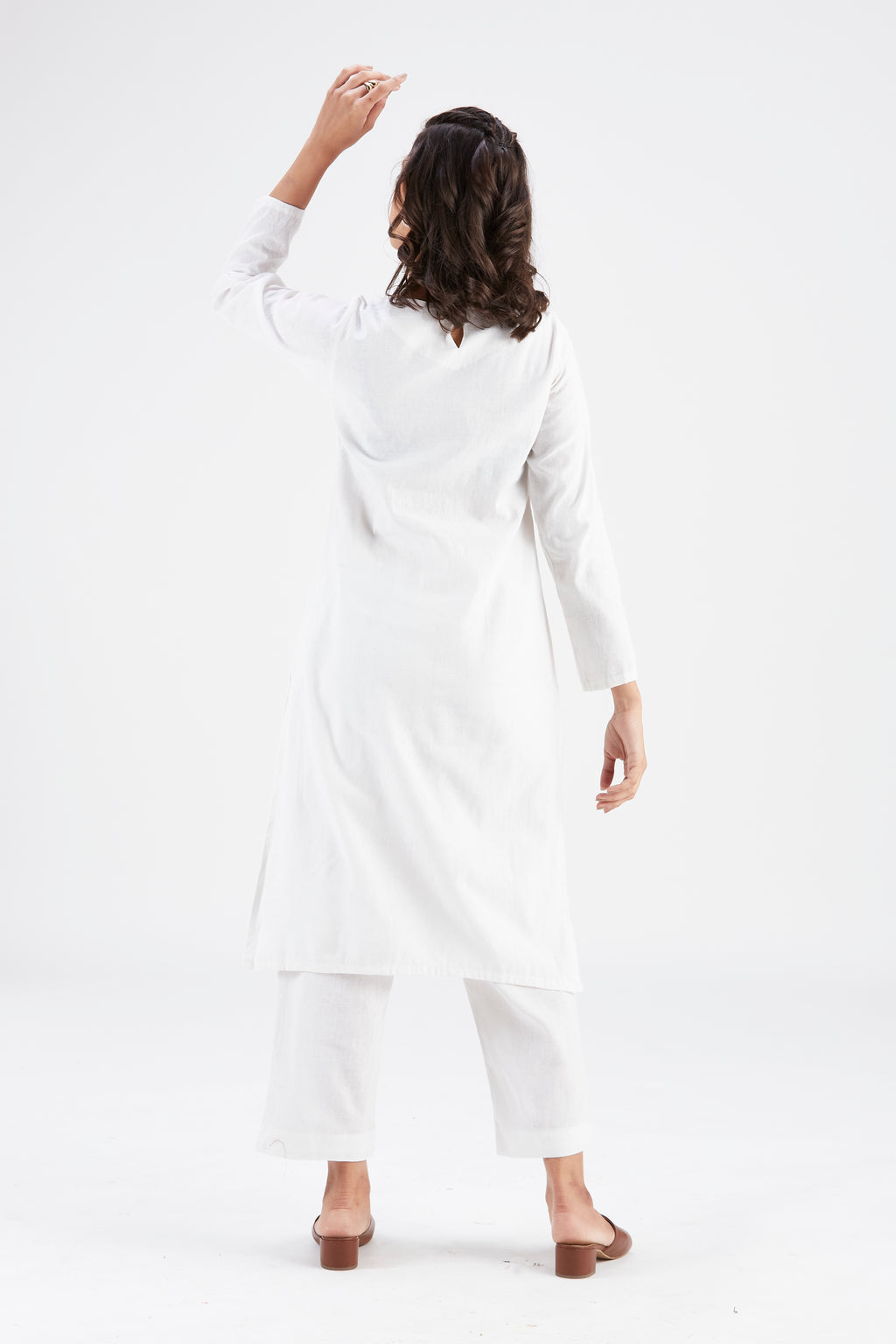 Yara White kurta set by Hasttvam with Ete by Hasttvam at Kamakhyaa for sustainable fashion