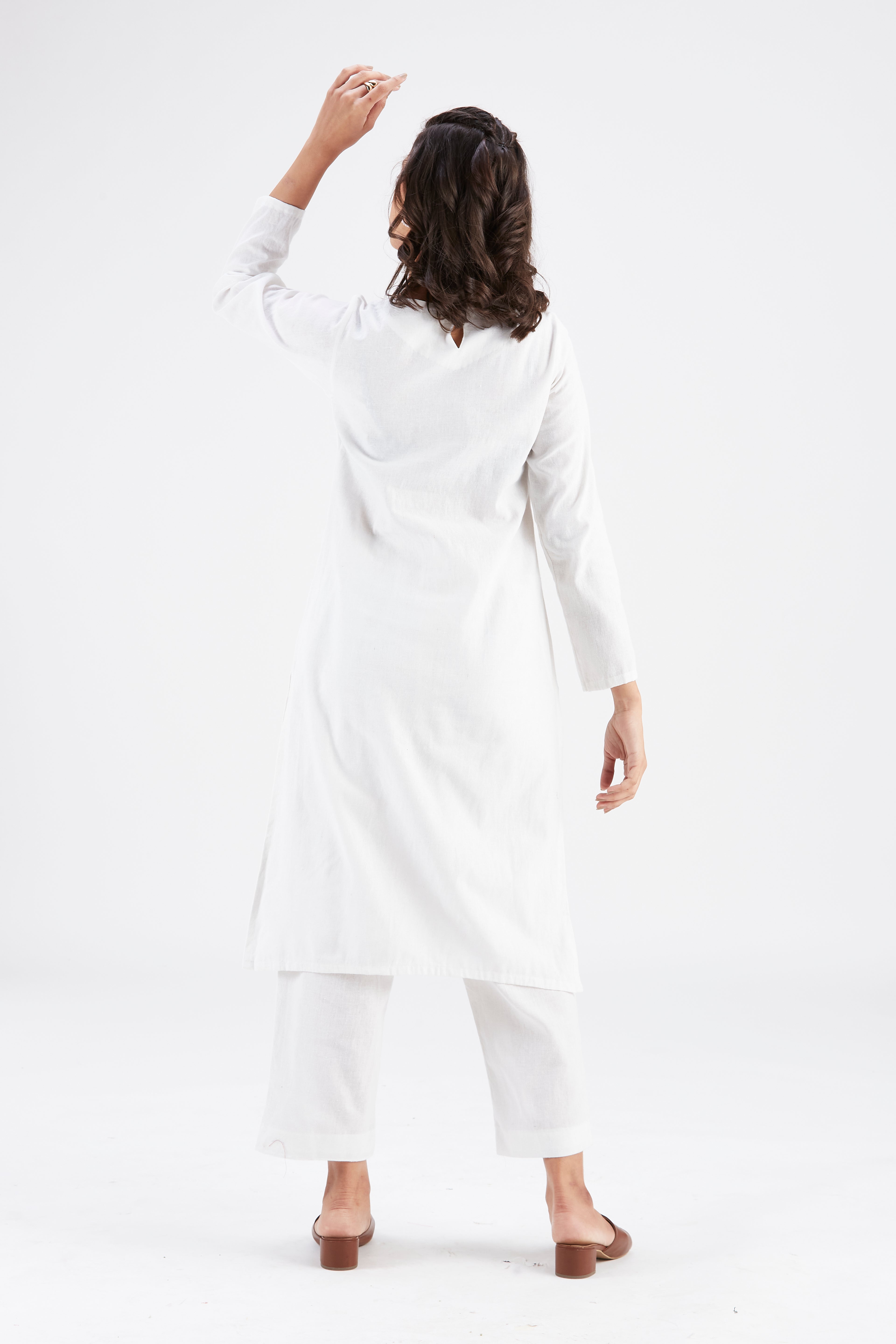 Yara White kurta set by Hasttvam with Ete by Hasttvam at Kamakhyaa for sustainable fashion