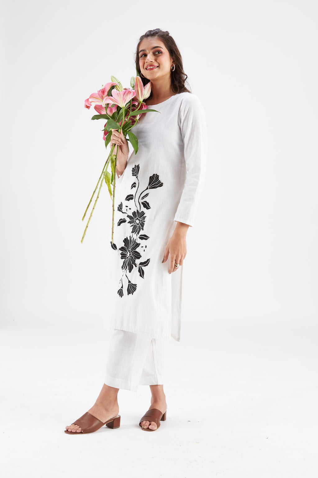 Yara White kurta set by Hasttvam with Ete by Hasttvam at Kamakhyaa for sustainable fashion
