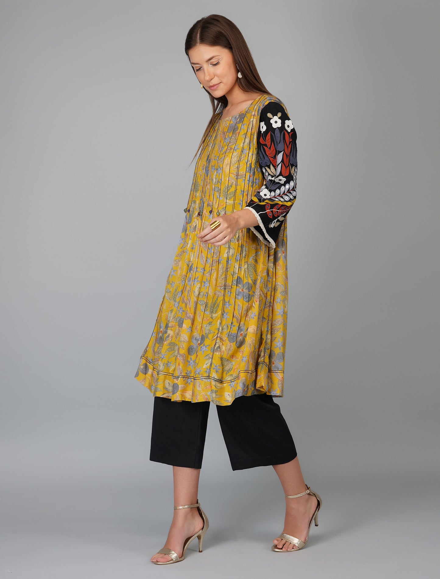 Green Printed Co-ord Set by Devyani Mehrotra with Co-ord Sets, Cotton, Embroidered, Evening Wear, Green, Kurta Pant Sets, Natural, Pre Spring 2023, Prints, Relaxed Fit, Travel Co-ords, Viscose, Womenswear at Kamakhyaa for sustainable fashion