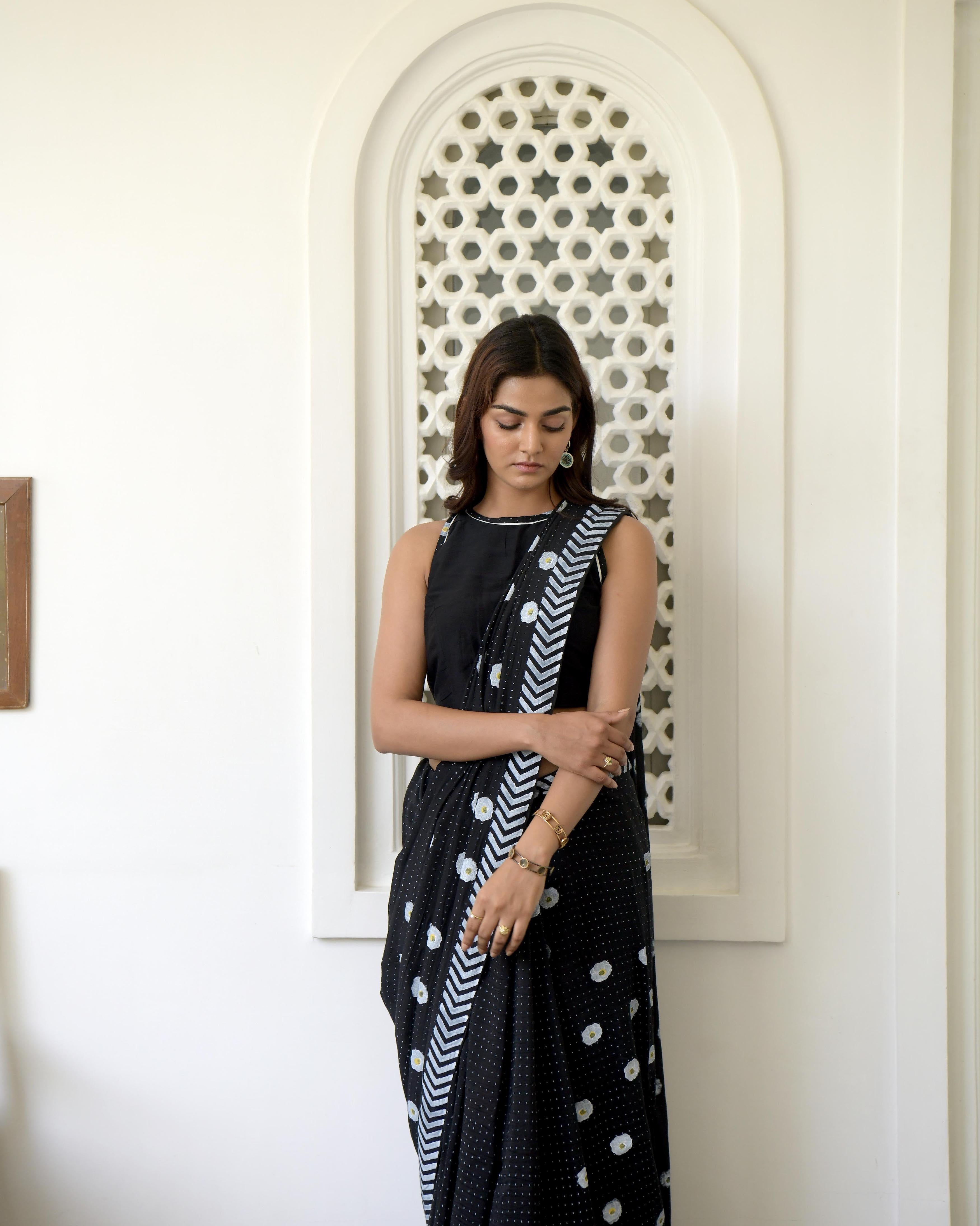 Black Printed Cotton Silk Saree Set by Taro with Cotton, Evening Wear, Gulzar by Taro, Handwoven Cotton silk, Indian Wear, July Sale, July Sale 2023, Natural, Prints, Regular Fit, Saree Sets, Womenswear at Kamakhyaa for sustainable fashion
