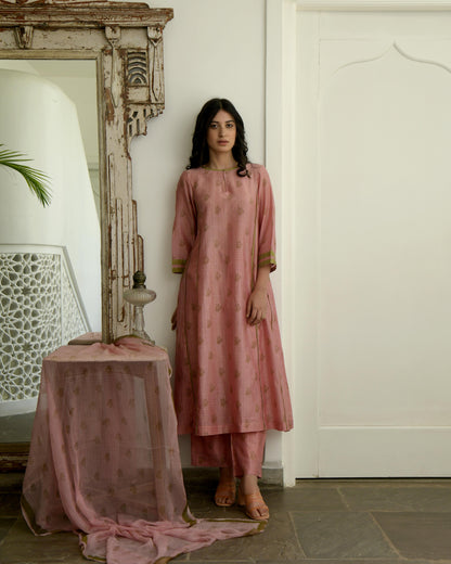 Pink Chanderi Silk Printed Kurta Set With Dupatta by Taro with Chiffon, Evening Wear, Gulzar by Taro, Handwoven Chanderi silk, Indian Wear, July Sale, July Sale 2023, Kurta Pant Sets, Kurta Set With Dupatta, Natural, Pink, Prints, Regular Fit, Womenswear at Kamakhyaa for sustainable fashion